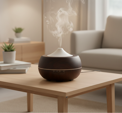 RelaxNow Airwood Diffuser in einem ruhig und entspannend wirkendem Zimmer auf einem Holztisch.